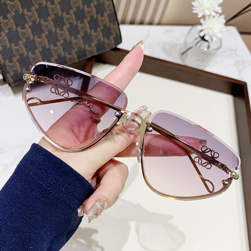 Damer ekstravagant solbrille med moderne, geometrisk ramme Luvikno