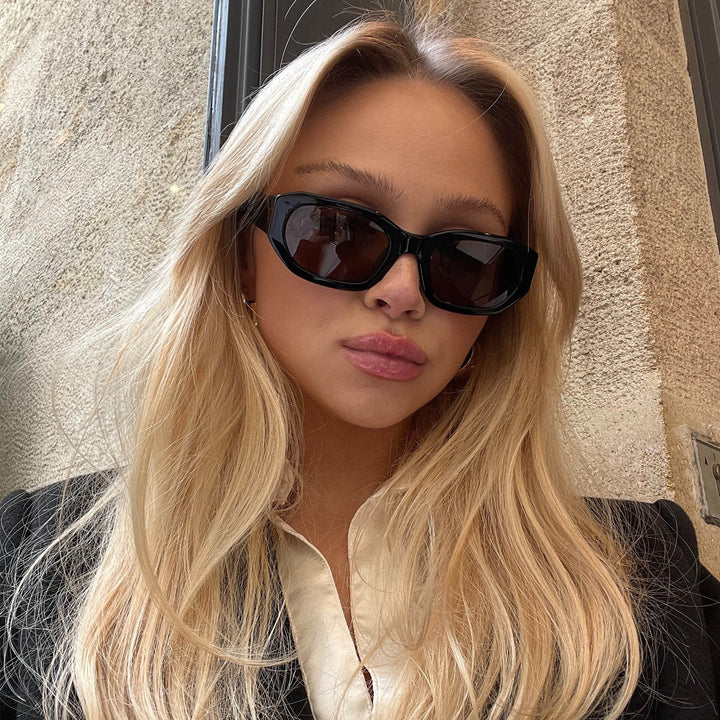 Dame moteriktig solbrille i stilfull, oversized design Luvikno