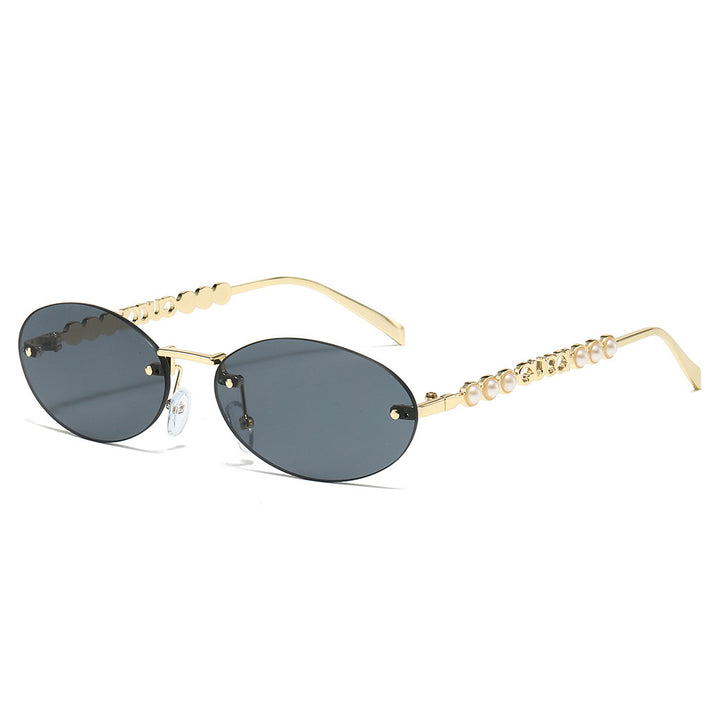 Dame moteriktig solbrille med oval ramme og perledekorert bøyle Luvikno