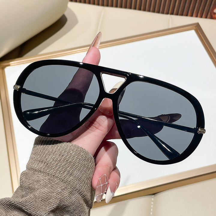 Dame solbrille i ekstravagant design med markante glass Luvikno