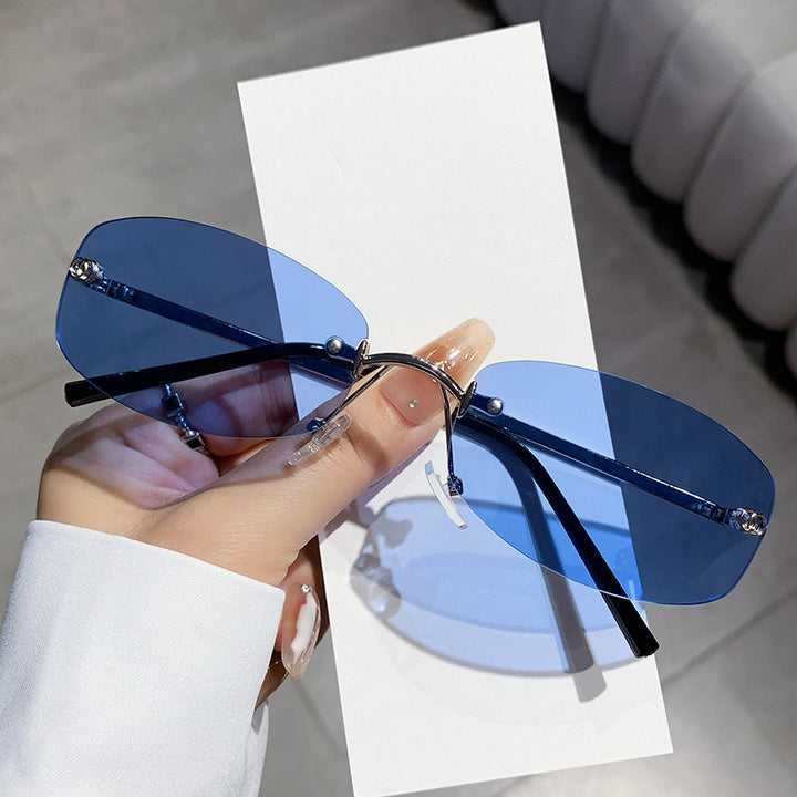 Dame trendy solbrille med elegant, smal ramme Luvikno