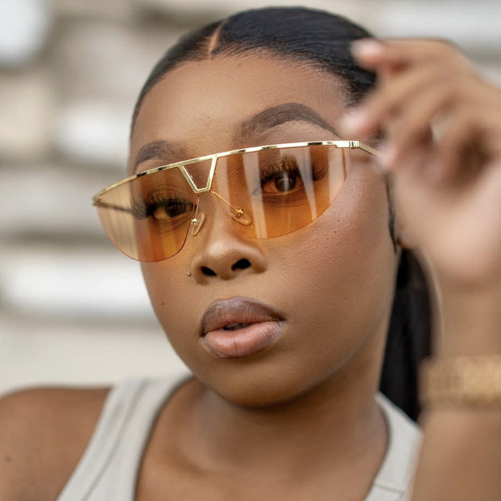 Dame futuristisk solbrille med beskyttende metallramme Luvikno