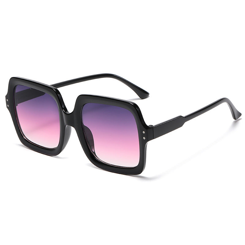 Dame moteriktig kvadratisk solbrille med speilende glass Luvikno