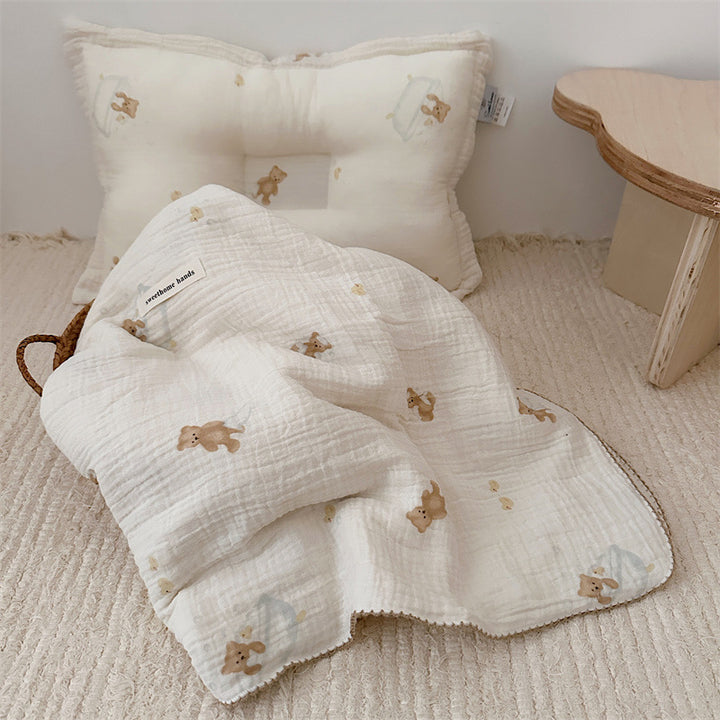 Unisex Musselinteppe med delikat blomsterdesign og elegante volanger Luvikno