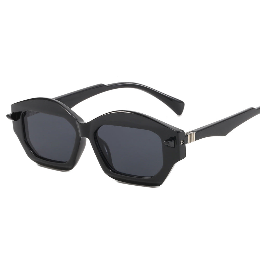 Damer moderne solbrille med iøynefallende ramme Luvikno