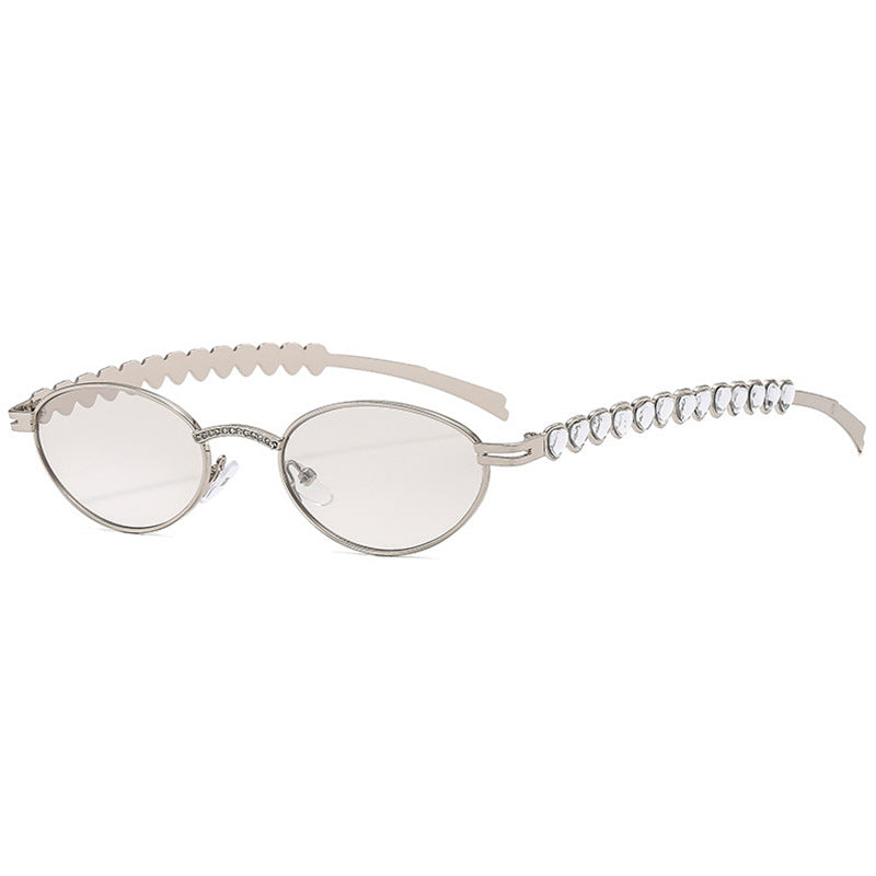 Dame moteriktig solbrille med dekorativ ramme og stilige detaljer Luvikno