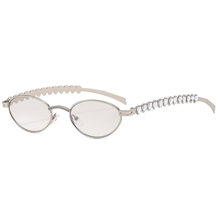 Dame moteriktig solbrille med dekorativ ramme og stilige detaljer Luvikno