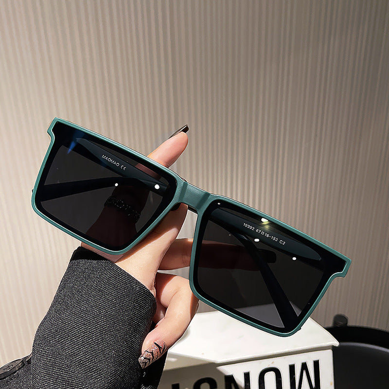 Dame kvadratisk solbrille med moderne, robust plastisk ramme Luvikno