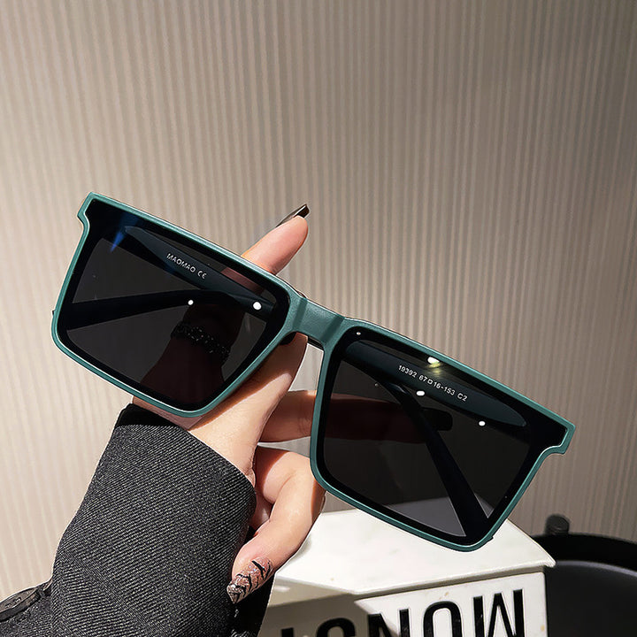 Dame kvadratisk solbrille med moderne, robust plastisk ramme Luvikno