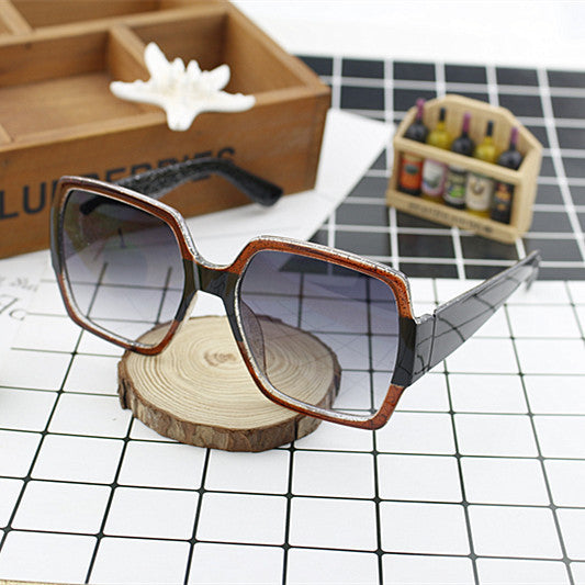Dame ekstravagant kvadratisk solbrille med unikt design Luvikno
