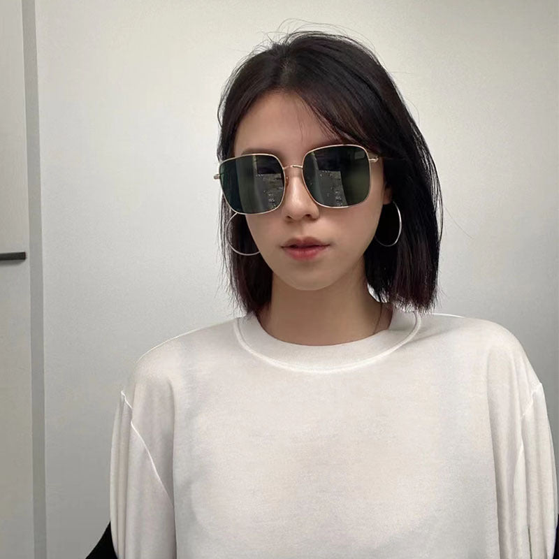 Dame solbrille med moderne firkantet rustfritt stålramme og polarisert glass Luvikno