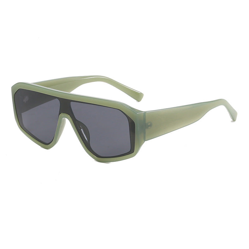 Dame oversized solbrille i moderne design med bred ramme Luvikno