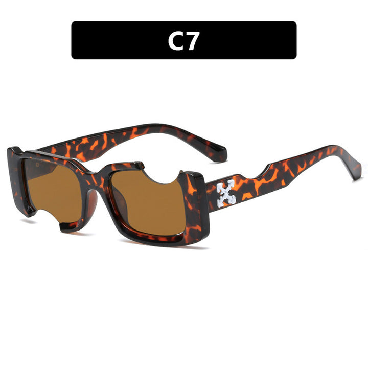 Dame moteriktig solbrille med markant design og robust plastramme Luvikno