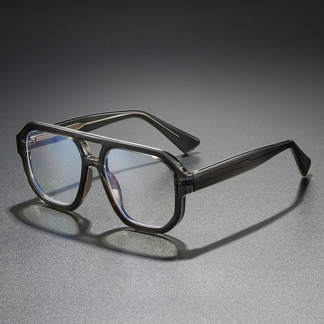 Dame solbrille i moderne urban design med bred kant Luvikno