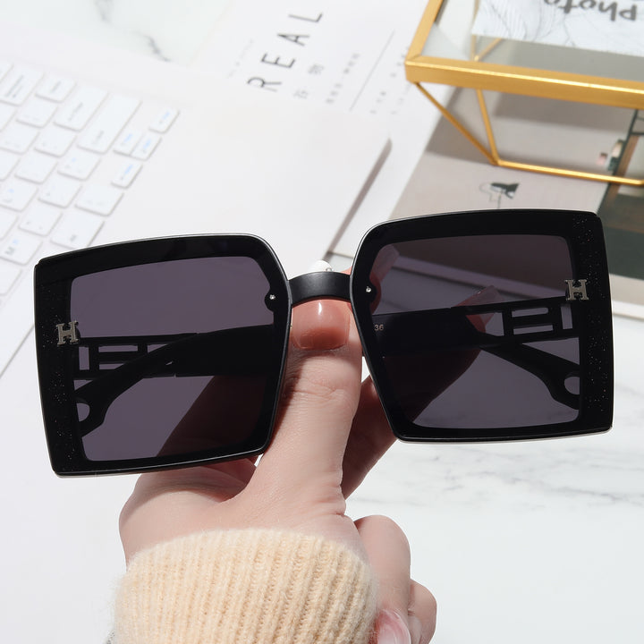 Dame trendy solbrille med ekstravagant, rektangulær ramme Luvikno