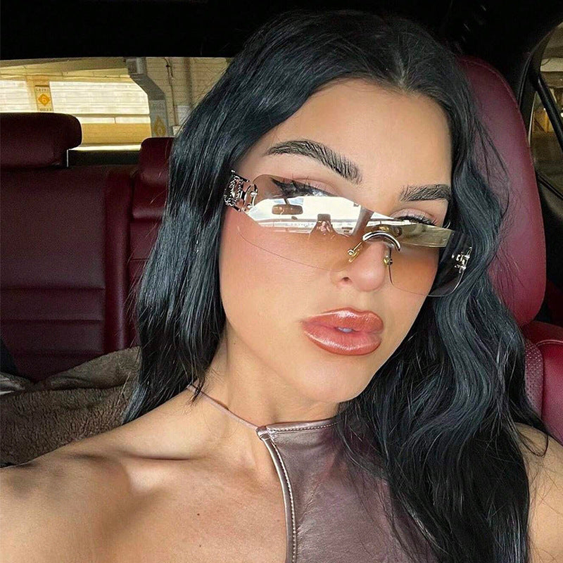 Dame moteriktig solbrille med innovativt design Luvikno