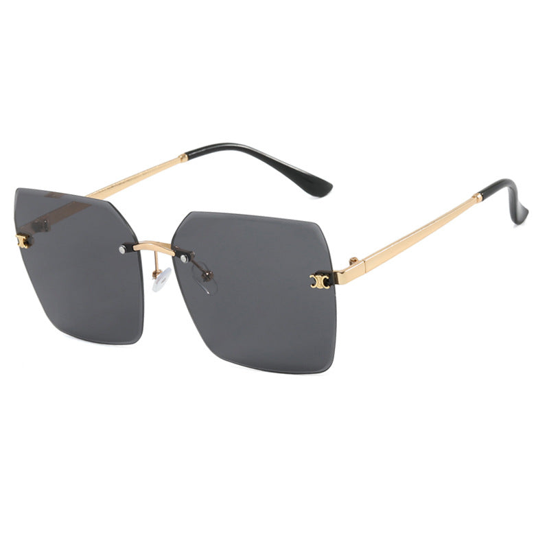 Dame firkantet solbrille i moderne design med filigran metallramme Luvikno