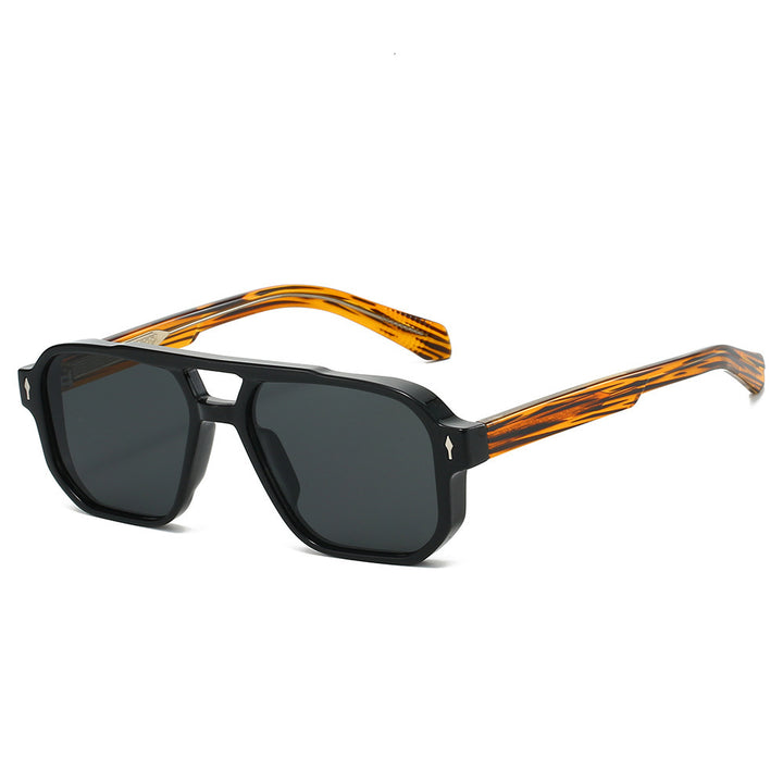 Dame moter solbrille i urban design med polariserte glass Luvikno