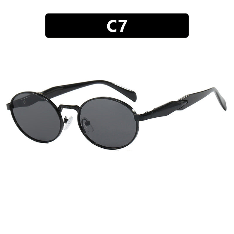 Dame moteriktig solbrille i elegant ovaldesign med trendy detaljer Luvikno