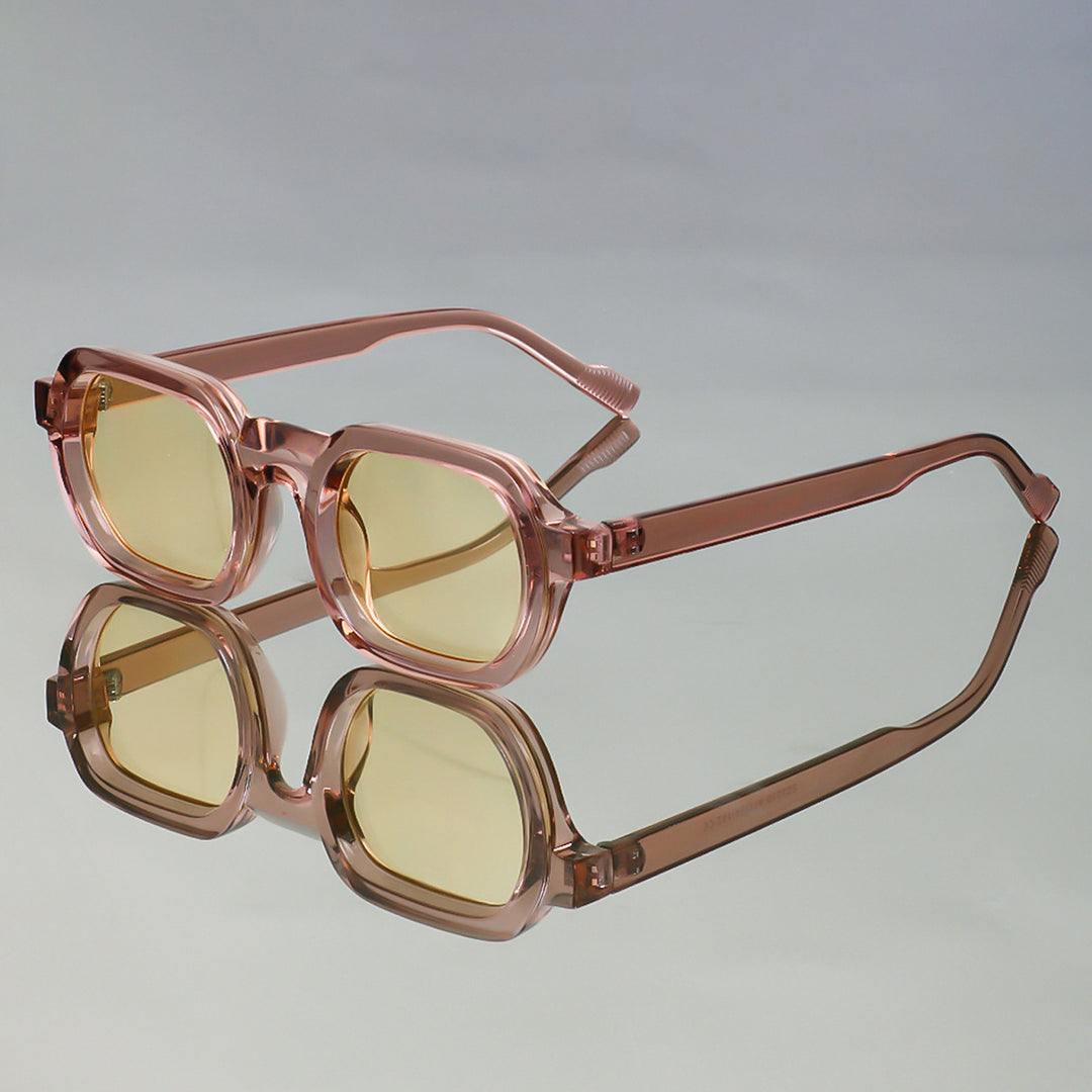 Dame moteriktig solbrille i moderne design med bred ramme Luvikno