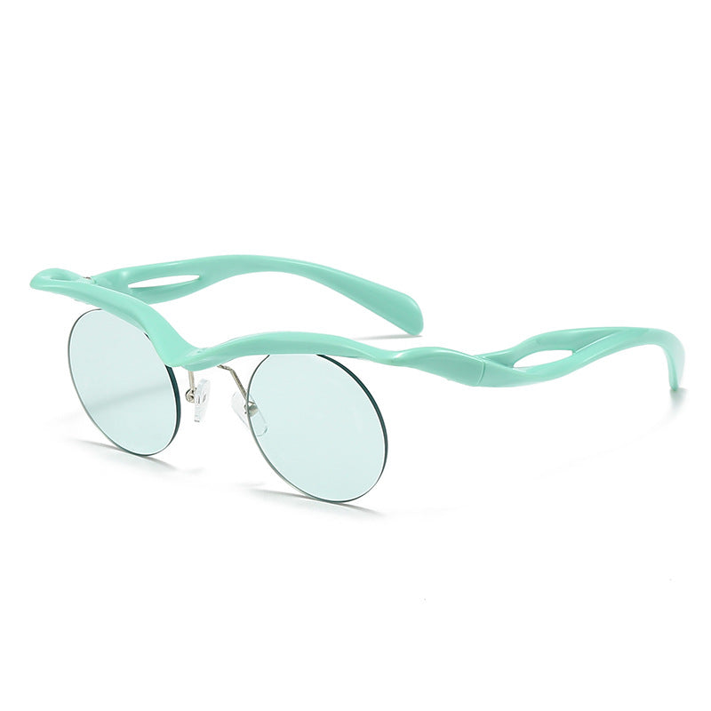 Dame moteriktig solbrille med innovativ ramme Luvikno