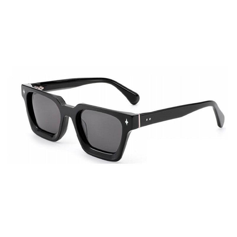 Dame solbrille i moderne design med bred ramme og høyverdig UV-beskyttelse Luvikno