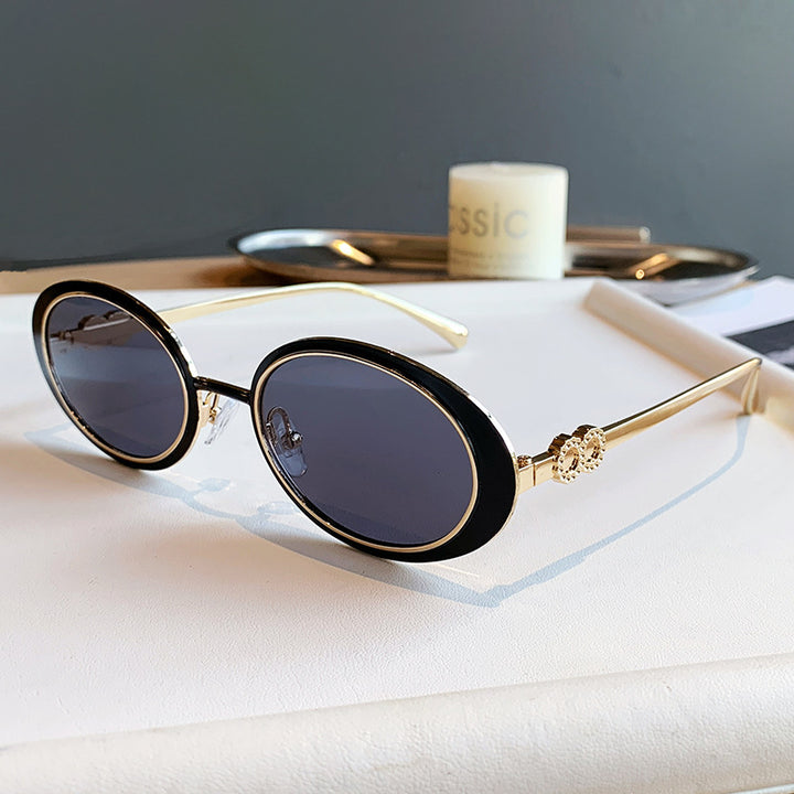 Dame moteriktig solbrille med stilfullt oseanisk design Luvikno