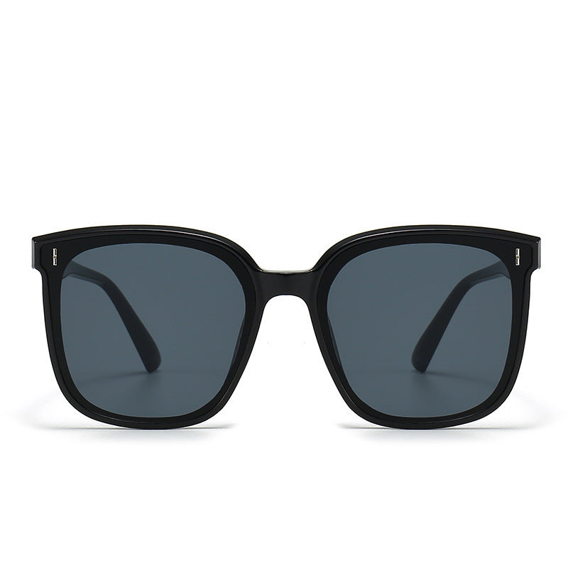 Dame Motekom solbrille med beskyttende UV-filter og elegant design Luvikno
