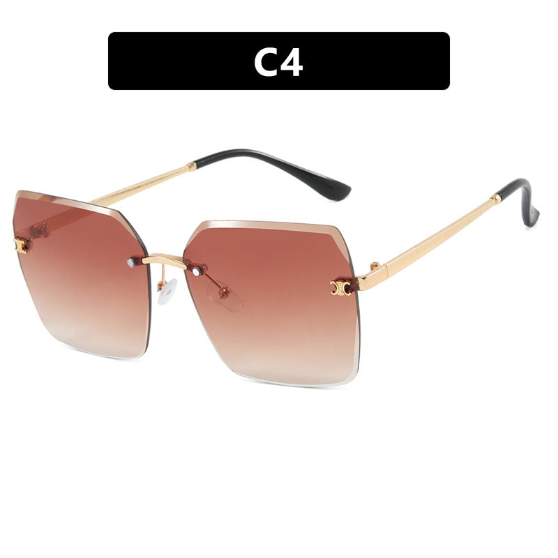 Dame firkantet solbrille i moderne design med filigran metallramme Luvikno