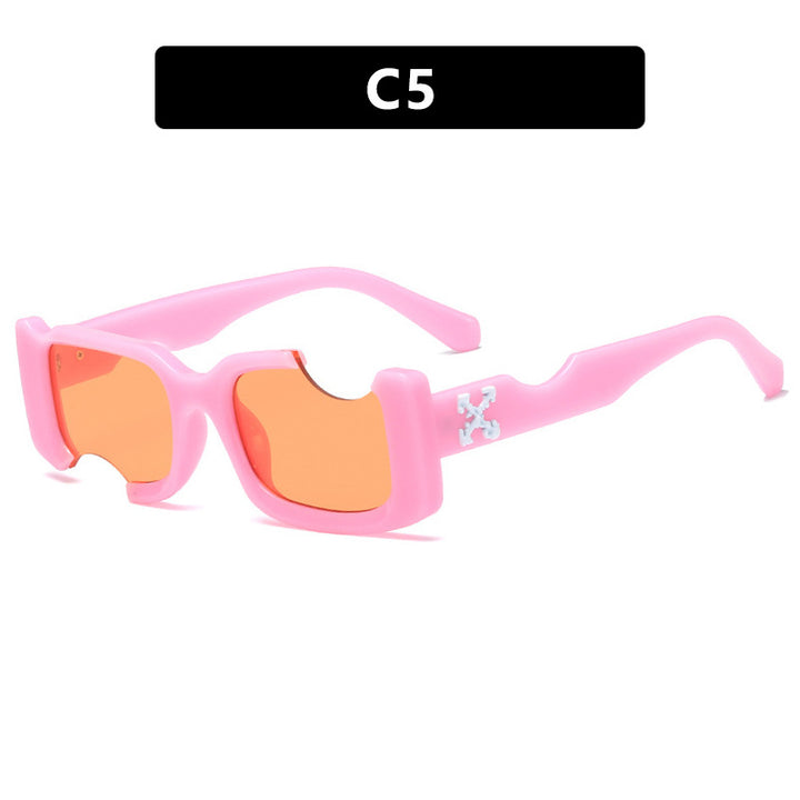 Dame moteriktig solbrille med markant design og robust plastramme Luvikno