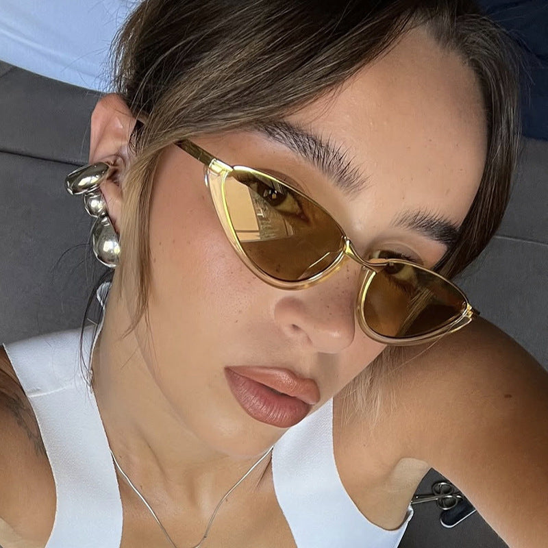 Dame futuristiske Cat-Eye solbriller med gyldne detaljer Luvikno