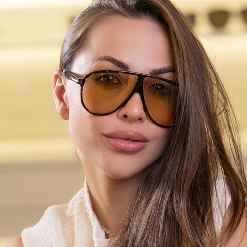 Dame moteriktig brille med stort trendy ramme Luvikno