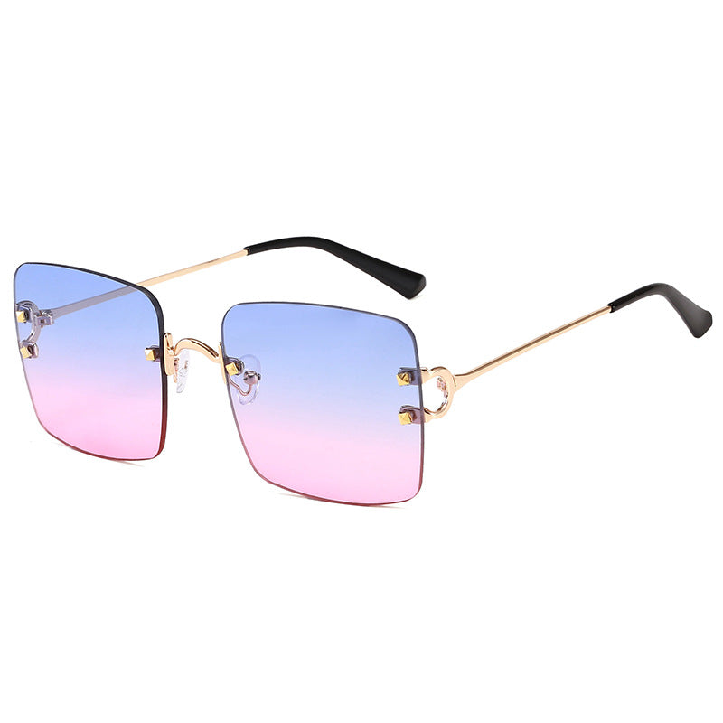 Dame kvadratisk solbrille med elegant metallramme og robuste glass Luvikno