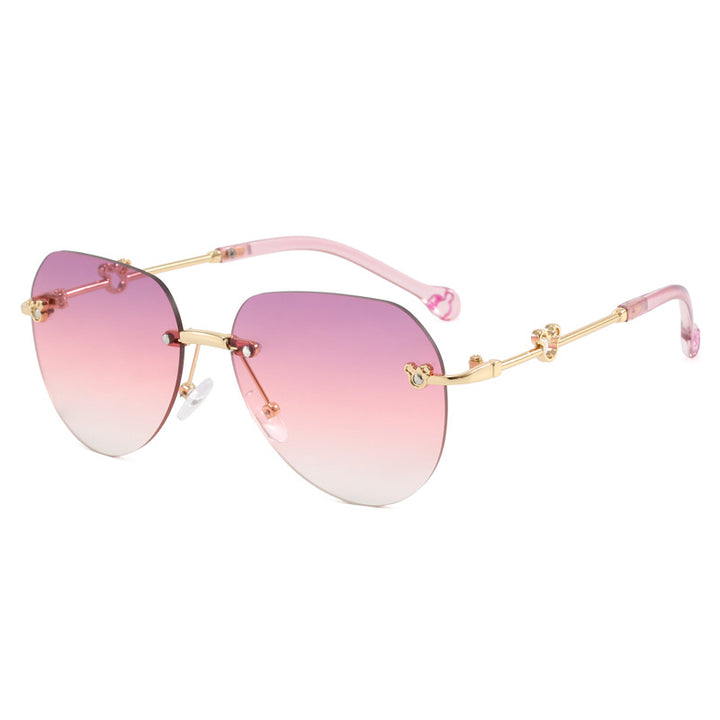 Dame lett geometrisk solbrille med unik ramme og speilede glass Luvikno