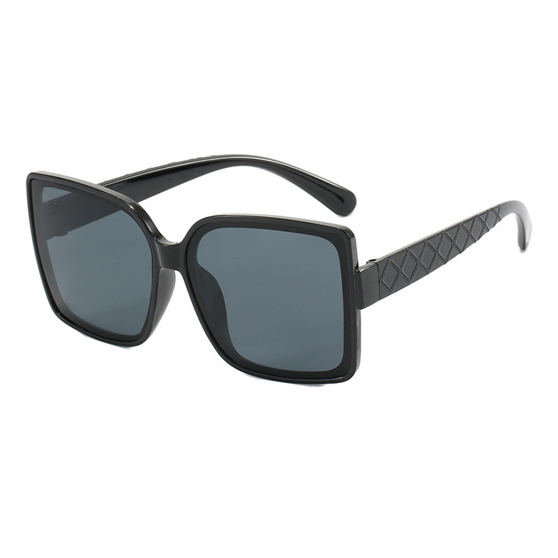 Dame moteriktig kvadratisk solbrille med elegant ramme Luvikno