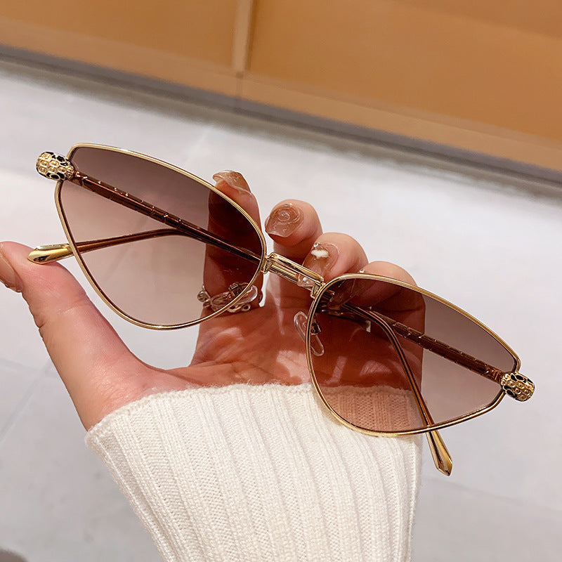 Dame designer solbrille med stilig cat-eye design og luksuriøs ramme Luvikno