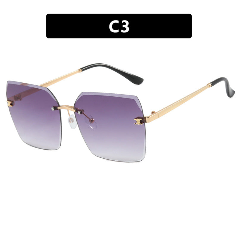 Dame firkantet solbrille i moderne design med filigran metallramme Luvikno