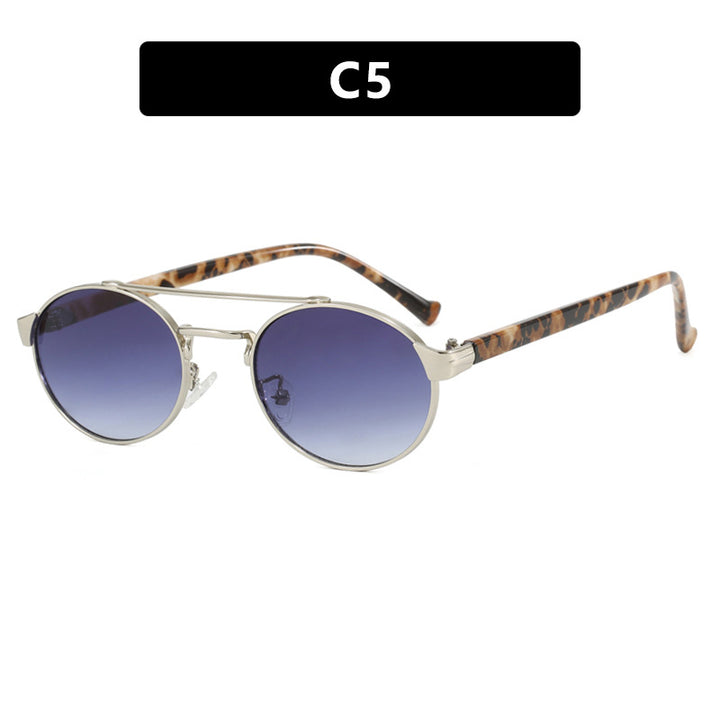Dame moteriktig solbrille i stilfullt rundt design med gull aksenter Luvikno