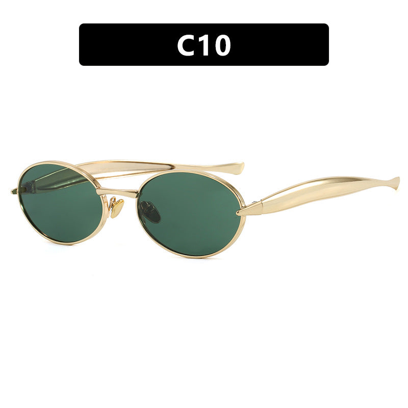 Dame moteriktig solbrille med oval ramme og glitrende detaljer Luvikno