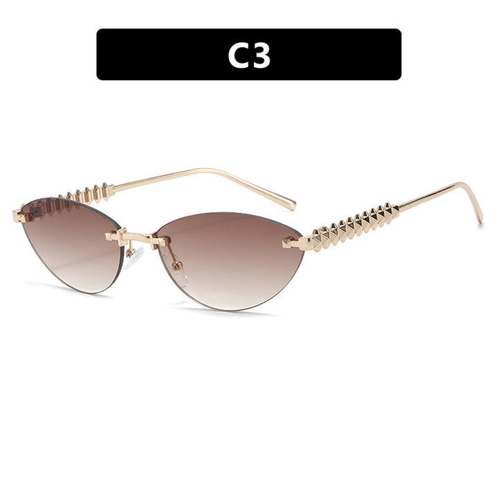 Dame solbrille i moderne, geometrisk design med stilfull metallramme og UV-beskyttelse Luvikno