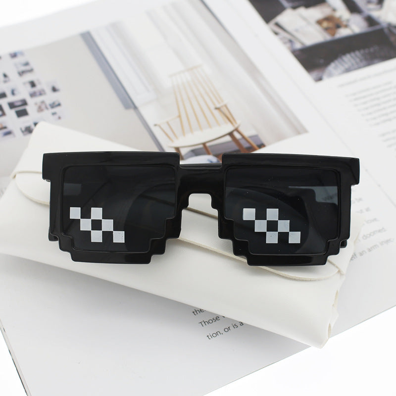 Dame Retro-solbriller i stilig pixel-design Luvikno