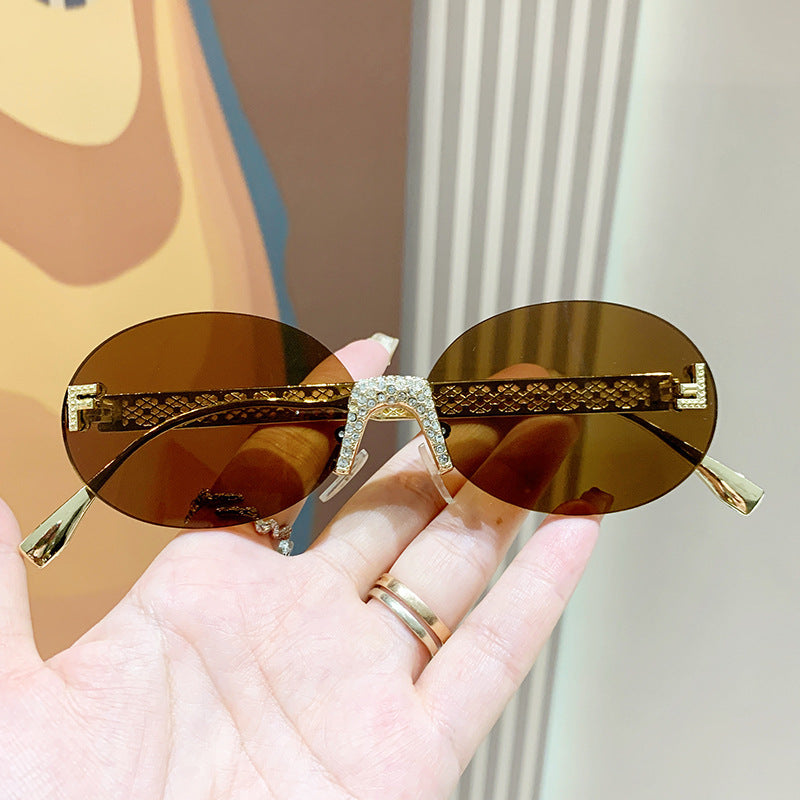 Dame solbrille med glitrende ramme og ovale glass Luvikno