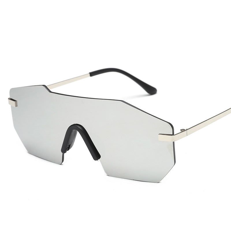 Dame oversized solbriller i futuristisk design Luvikno