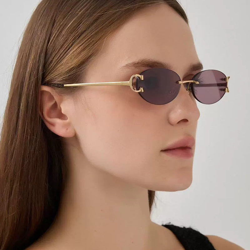 Dame elegant ovalformet solbrille med moderne metalramme Luvikno