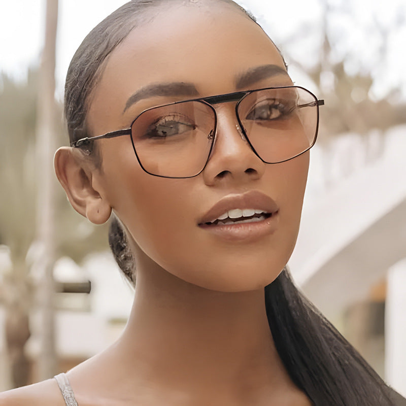 Dame solbrille i moderne, geometrisk design med robust metallramme Luvikno