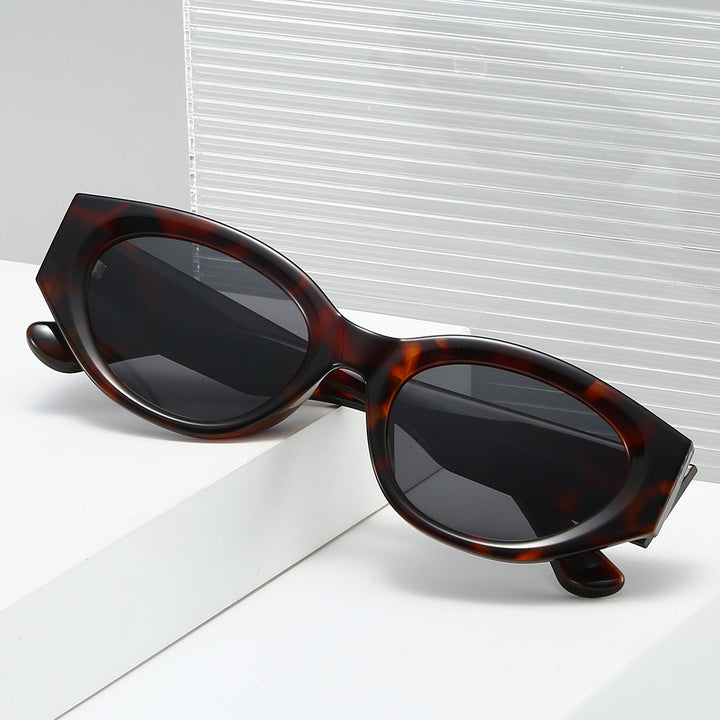 Dame Cat-Eye solbrille med moderne, transparent ramme og UV-beskyttelse Luvikno