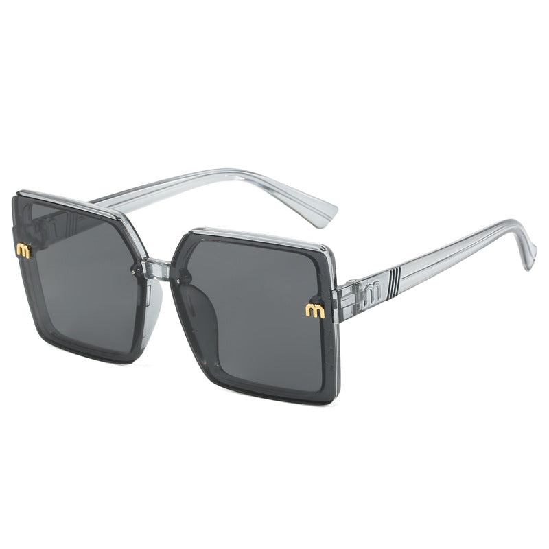 Dame moteriktig kvadratisk solbrille med speilende gradient Luvikno