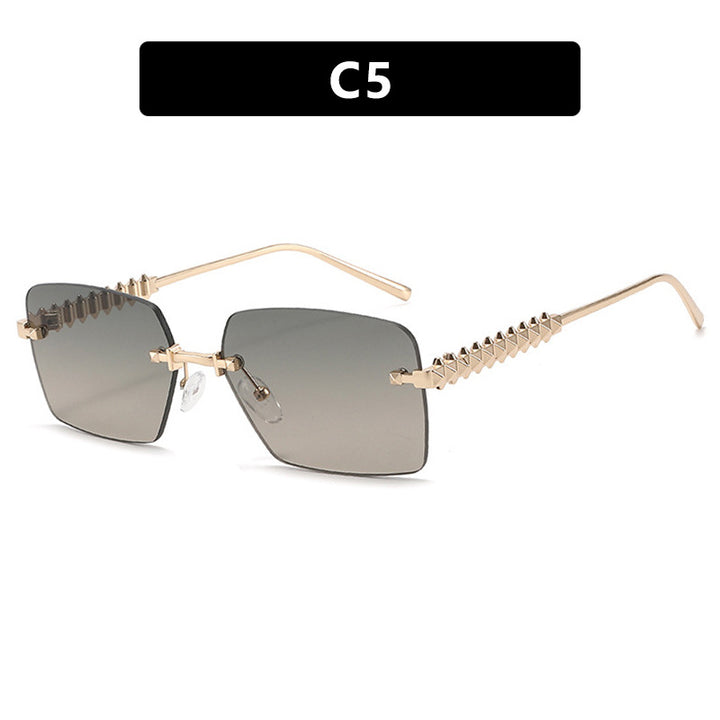Dame moteriktig solbrille med unikt og dekorativt ramme Luvikno