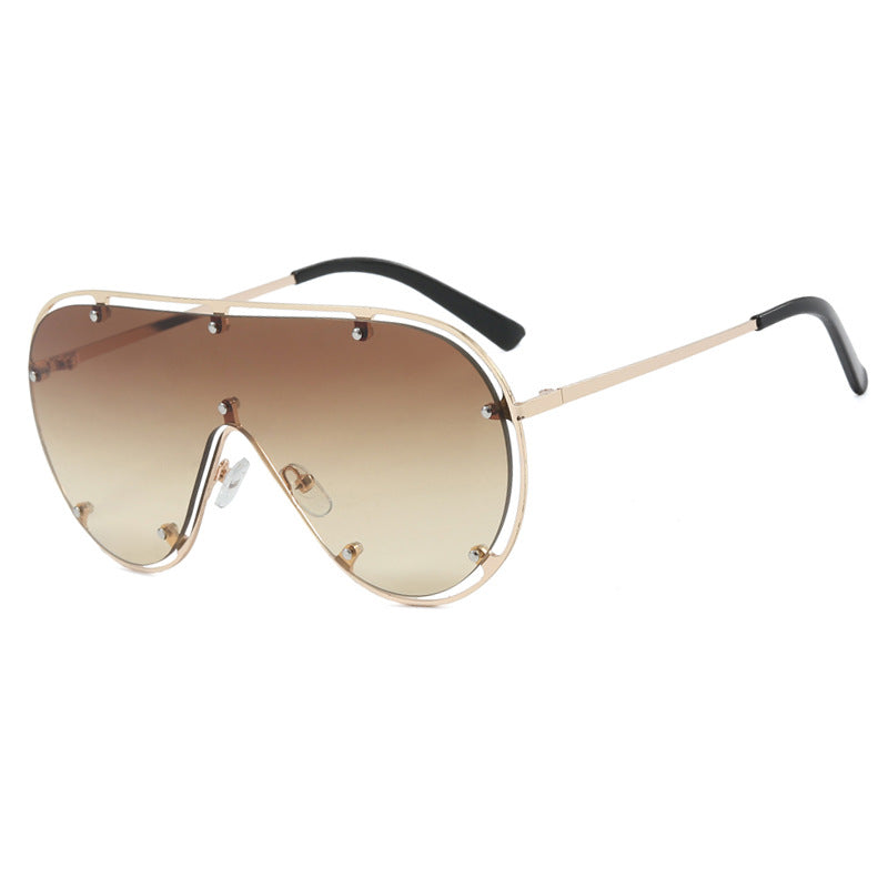 Dame moteriktig oversized solbrille i stilig retro-design Luvikno