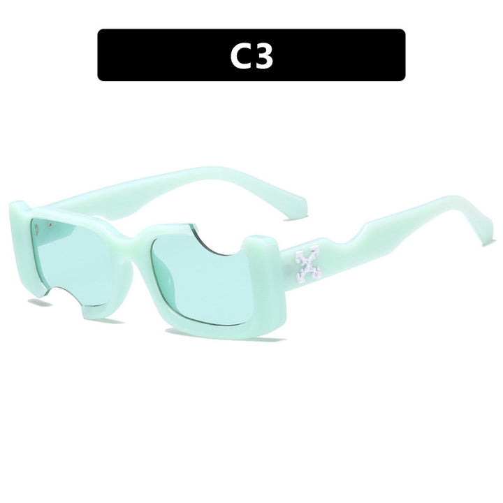 Dame moteriktig solbrille med markant design og robust plastramme Luvikno